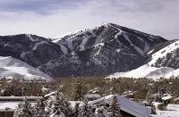 Dog-Friendly Fishing/Ski Log Home by River/Mountain – a Feeling of Old Ketchum