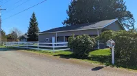 Spacious 2BR house. Pet friendly with fenced yard. Outdoor covered patio. Hotels near Harry Fain's Legion Park