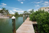 Stunning & Welcoming Pool Home on Canal