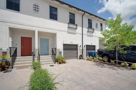 Beautiful and Cozy 3- bedroom townhouse