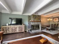 Spacious 3 level townhouse just minutes from the base of Stratton Mountain! Hotels in Winhall