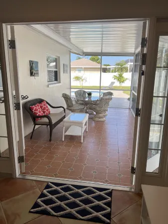 “COZY BEACH HOUSE” CLOSE TO BEACH, RESTAURANTS & SHOPPING