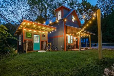 Ultimate Mountain Bikers Dream, walking distance to downtown Brevard