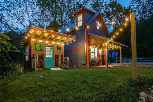 Ultimate Mountain Bikers Dream, walking distance to downtown Brevard