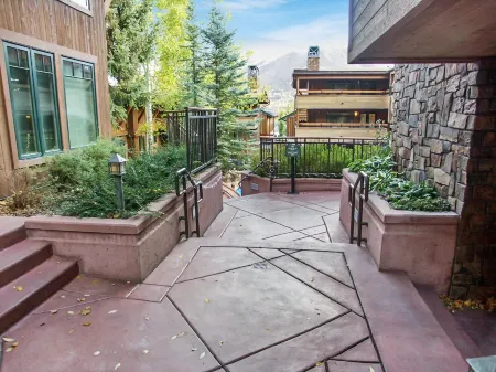 Discover Downtown Aspen, just steps away from Aspen Mountain. 3 bdr/3 bath