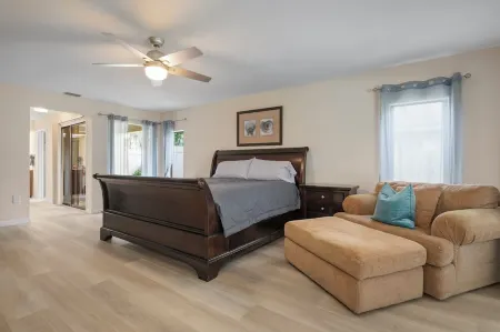 Charming 3-bedroom house in delightful Sarasota with WiFi, AC