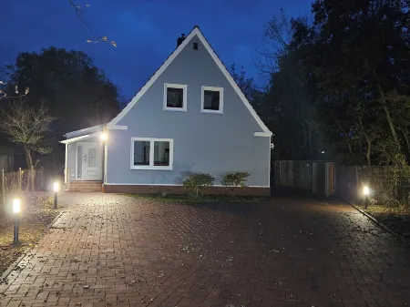 Vacation home Windschief directly behind the dike with large garden, WLAN, fireplace