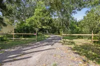 3-bedroom, 4 1/2 baths, house with WiFi, AC in wooded area in Saint Martinville Hotels near Atchafalaya Basin Bridge