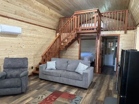 Tan cabin close to University of Central Missouri and Whiteman AF Base Отели в г. Johnson County
