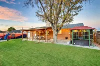 Cozy Colorado Retreat- Arvada w/ murals, game room, large backyard & hot tub! Hotels near Red Rocks Community College Arvada Campus