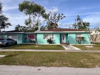 2/1 Pvt Pool home/ walk to Blue Jays stadium/ DT Dunedin. GolfCart rental avail Hotels in Dunedin