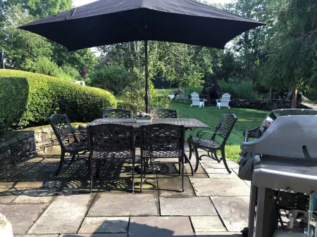 The Farmhouse Downtown Mystic~Walk to Seaport, Shops and Restaurants