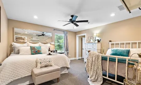 Ranch House Farm Stay w/Fishing/RecCourt/Pools/Kayaks/FarmAnimals