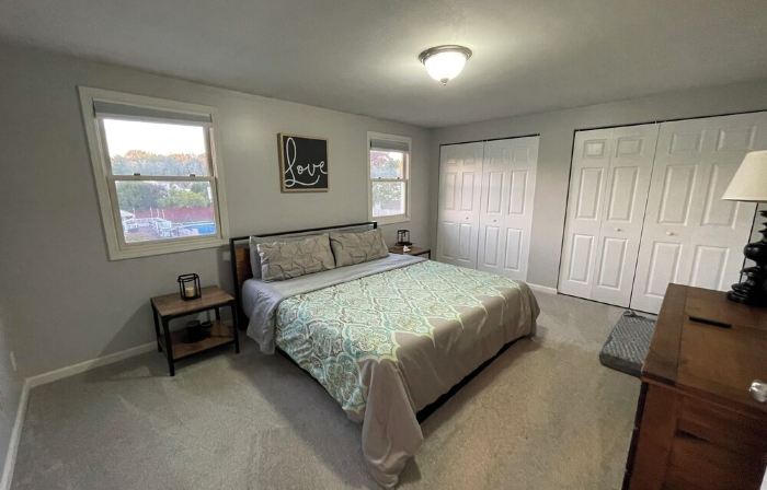 3 bedroom house with fenced in yard and pool close to Syracuse