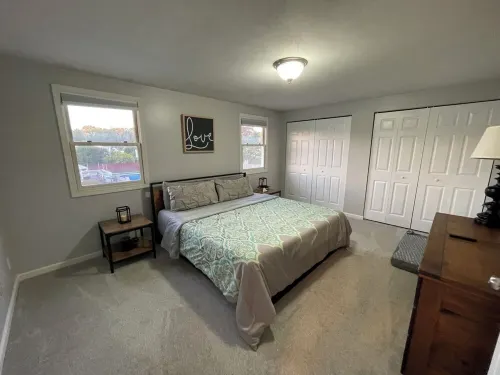 3 bedroom house with fenced in yard and pool close to Syracuse - WiFi