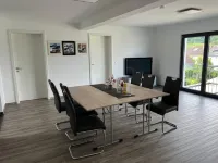 15 Minuten vom Freizeitpark und Seen Entfernt. Ferienwohnung in Ruhiger Lage