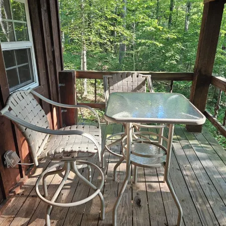 The Honey Hut next to Big South Fork NRRA with AC, wifi, and horse stalls.
