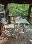 The Honey Hut next to Big South Fork NRRA with AC, wifi, and horse stalls.