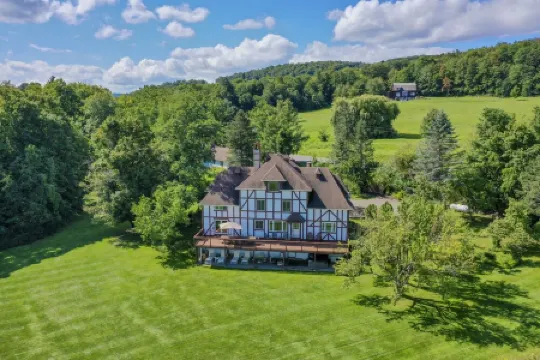 Rent an entire lake-view estate in the heart of wine country!