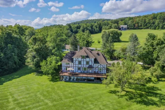 Rent an entire lake-view estate in the heart of wine country!