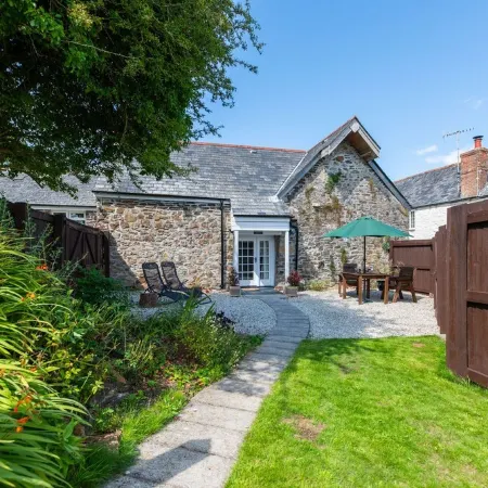 Beautiful, Romantic  Cottage in Rural Setting with Country Club Membership.