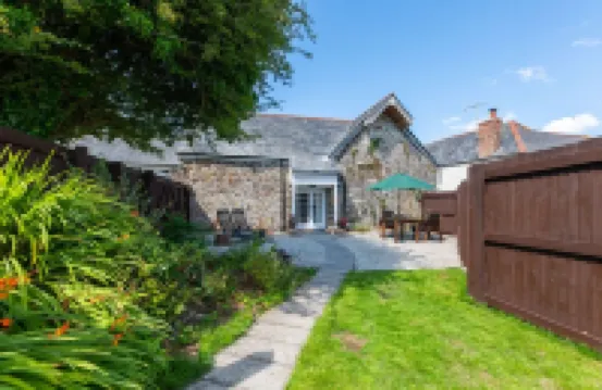 Beautiful, Romantic  Cottage in Rural Setting with Country Club Membership.