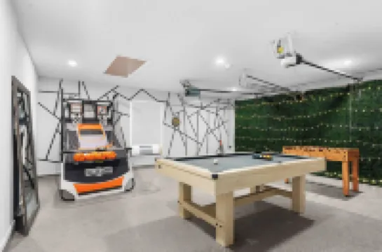 Family Fun Oasis ~ Heated Pool ~ Hot Tub ~ Game Room ~ Outdoor Bar ~ Fire Pit