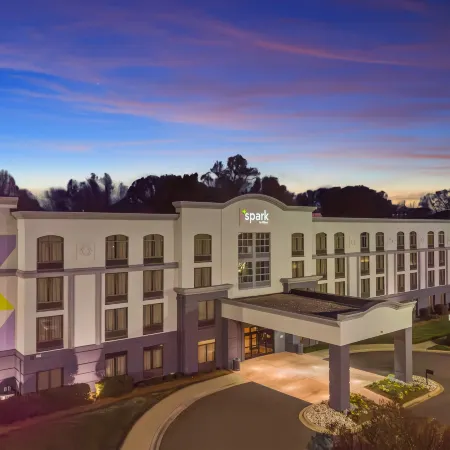 Spark by Hilton Charlotte Tyvola I-77 Отели рядом с достопримечательностью «Банк оф Америка Стадиум»