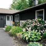 Stillwater Cottage - lakefront with chefs kitchen, fireplace, firepit Các khách sạn ở Leelanau Township