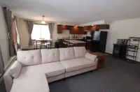 Charming 2-bedroom apartment with WiFi, AC in lovely Conesus