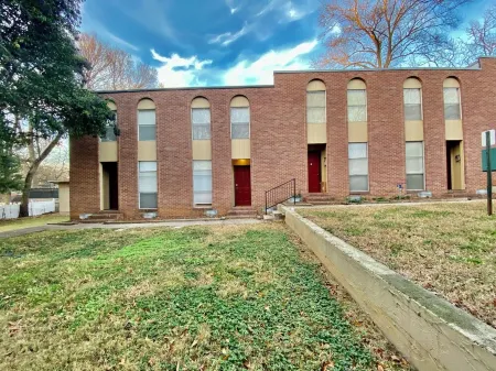 Modern Townhome w/ Balcony • Walk to FUSE Stadium Отели рядом с достопримечательностью «Парк штата Кроудерс Маунтин»