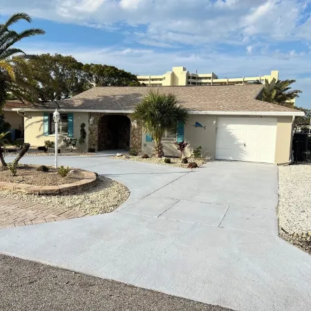 Charming 3-bedroom house with AC WiFi in Hudson on canal and Gulf of Mexico view