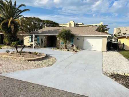 Charming 3-bedroom house with AC WiFi in Hudson on canal and Gulf of Mexico view