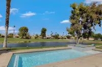 Paradise House in the Desert Princess W/ Private Heated Pool Отели рядом с достопримечательностью «Катедрал Сити Плаза»