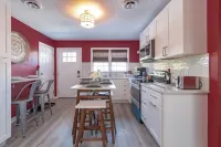Cozy Retreat Close to Downtown + Parking