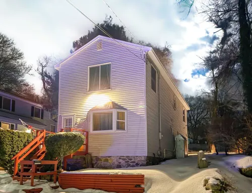 Lakefront Cottage with Hot Tub, Fire Pit & Game Room Cozy Fall & Winter Escape 플리머스 호텔