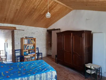 Maison en Pierre Avec Cour à 7mn de la Plage Отели в г. Сент-Мари-Де-Ре