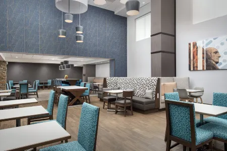 Hampton Inn & Suites Rapid City Rushmore Отели рядом с достопримечательностью «Южная Дакота Скул оф Майнс & Текнолоджи»