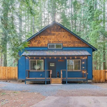 Rainier's Newest Luxury Chalet w/ Hot Tub-AC-WiFi