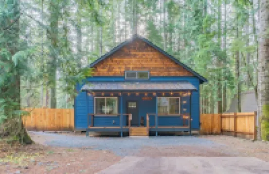 Rainier's Newest Luxury Chalet w/ Hot Tub-AC-WiFi