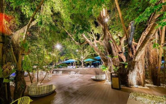 탐불리 수영장 전경