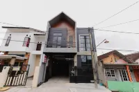 RedDoorz @ Sangnala Homestay Pakisaji Hotel di Desa Turen