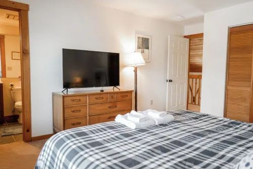 Spacious Corner Townhouse from Mt. Snow! Private Hot Tub!