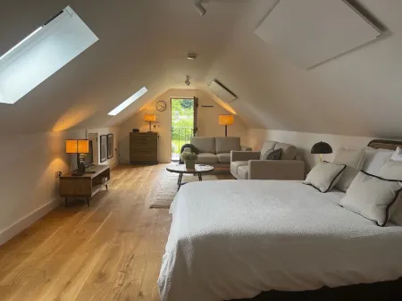 Studio-King Bed-Wye Valley Views Отели в г. Ллантризант Фор