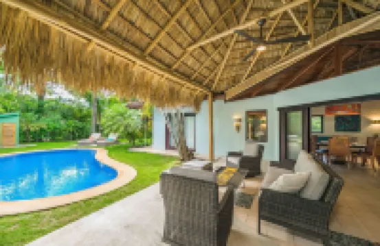 Tropical Retreat - Private Pool, Steps to Beach 2 Bedroom Villa by RedAwning - maisons de vacances