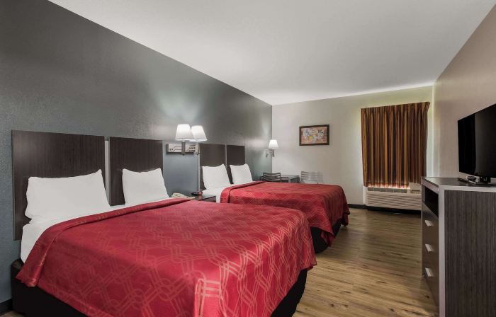 Econo Lodge Inn & Suites