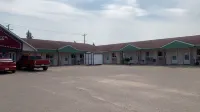 Centre Suite Inns Motel - parking