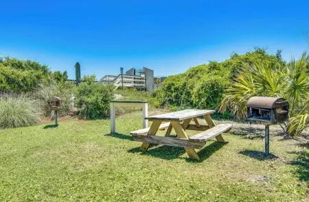 Charming 1-bedroom condo in welcoming Isle of Palms with AC, WiFi