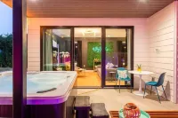 Stylish Clubhouse Retreat w Hot Tub Near Downtown - Bungalows