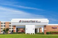 DoubleTree by Hilton Hotel Rocky Mount Hotel dekat Stonewall Manor